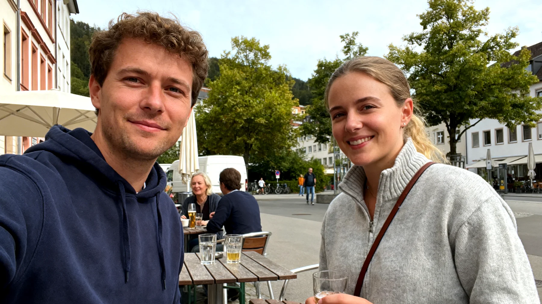 Die Großeltern bemerken, dass ihre Enkelkinder (Jugendliche) soziale Medien auf riskante oder unangemessene Weise nutzen – etwa durch den Kontakt mit Fremden, das Teilen persönlicher Daten oder das Konsumieren gefährlicher Inhalte – und wissen nicht, wie sie das Thema ansprechen sollen, ohne das Vertrauen der Jugendlichen zu verlieren oder als altmodisch abgestempelt zu werden."