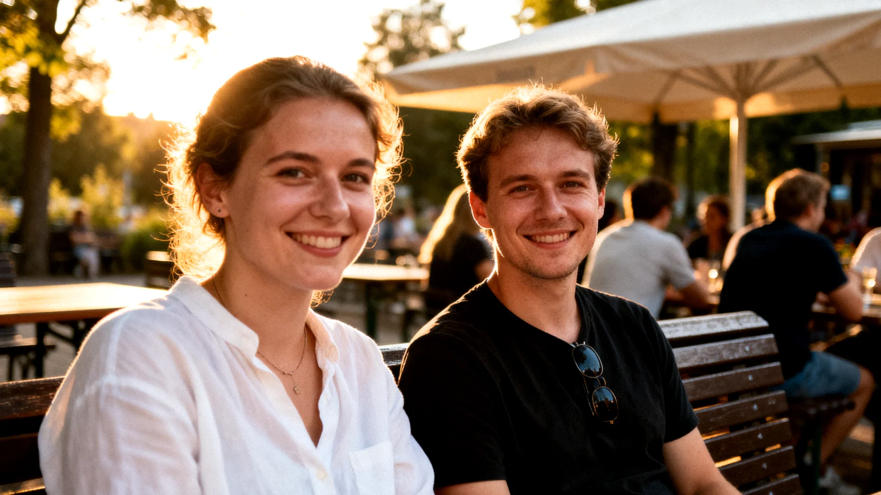 Der Großvater hat große Schwierigkeiten, seinen Enkelkindern im Jugendalter gegenüber 'Nein' zu sagen. Aus Zuneigung und dem Wunsch, geliebt zu werden, erfüllt er fast jeden Wunsch der Jugendlichen, selbst wenn diese unangemessen oder schädlich sind. Dieses Verhalten führt dazu, dass die Jugendlichen keine klaren Grenzen kennen und zunehmend respektlos und fordernd auftreten."