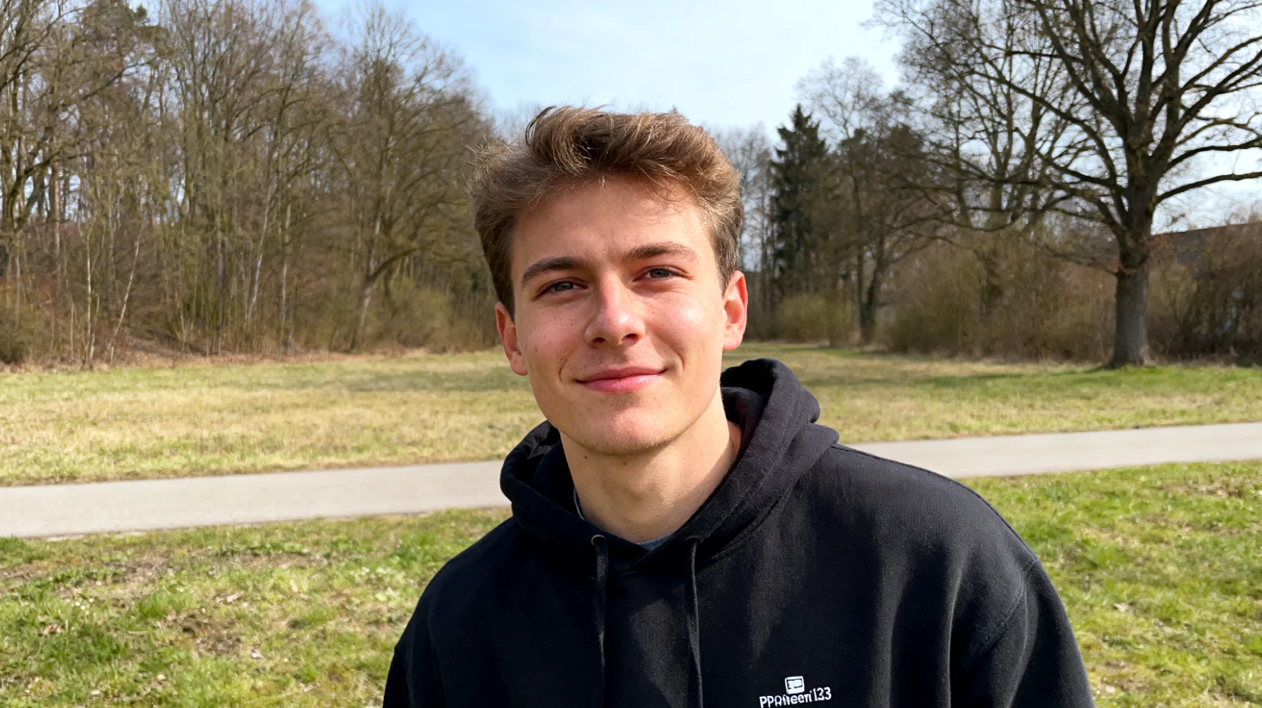 Der Vater bemerkt, dass sein jugendliches Kind soziale Medien auf riskante oder unangemessene Weise nutzt – etwa durch den Kontakt mit Unbekannten, das Teilen persönlicher Informationen oder das Konsumieren schädlicher Inhalte – und weiß nicht, wie er das Thema ansprechen soll, ohne Vertrauen zu zerstören oder eine Abwehrreaktion auszulösen."